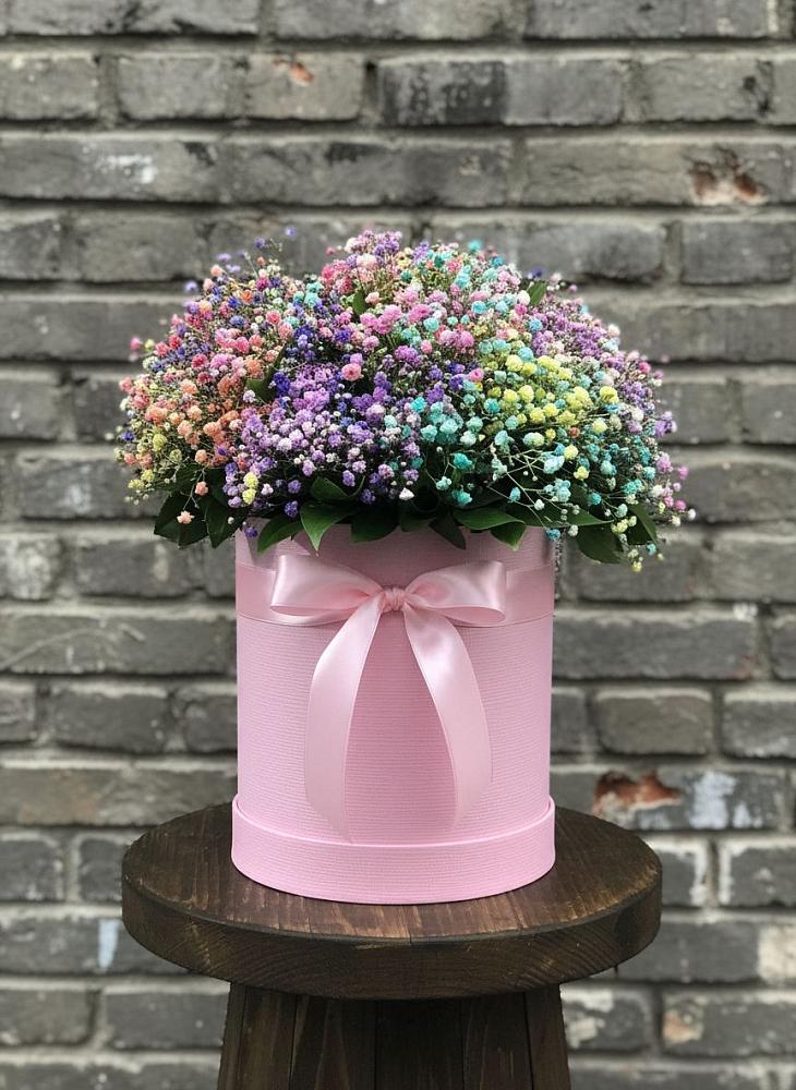Цветочная композиция из Гипсофила и Розы в шляпной коробке в Махнёво Свердловской области
