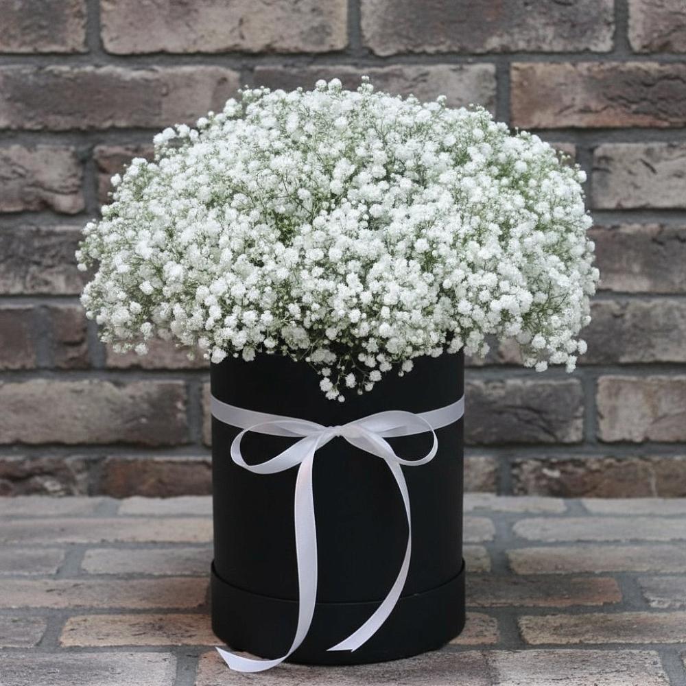 Цветочная композиция из Гипсофила в шляпной коробке в Махнёво Свердловской области