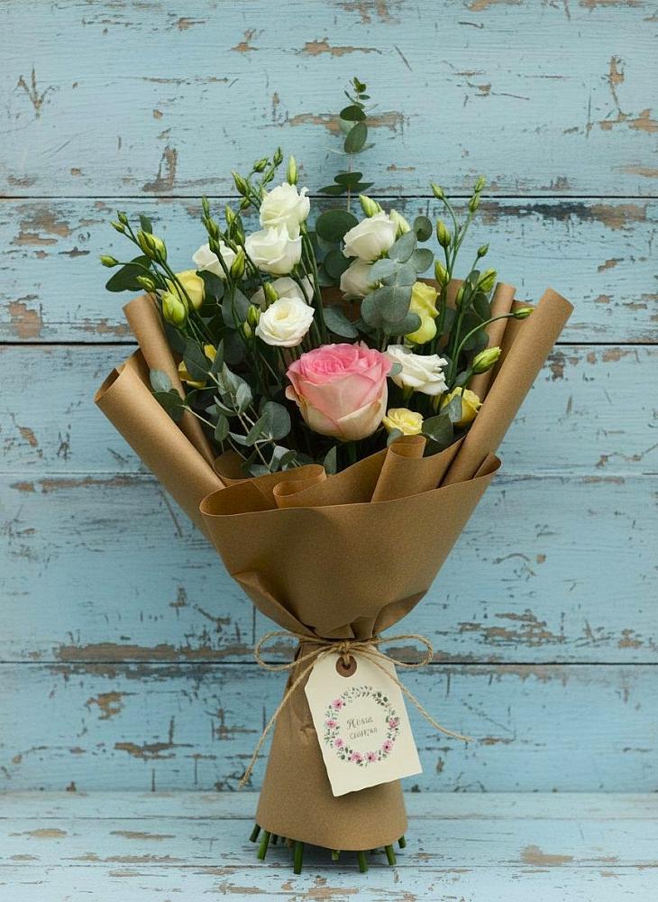 Букет цветов из: Розы и Лизиантусы в Махнёво Свердловской области