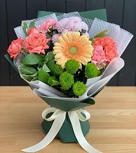 Букет цветов из:  Гвоздики, Розы, Герберы и Хризантемы в Махнёво Свердловской области