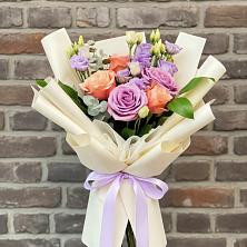 Букет цветов из:  Лизиантусы и Розы в Махнёво Свердловской области