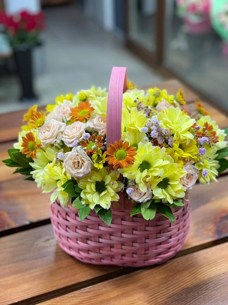Цветочная композиция из Хризантемы и Розы в корзине в Махнёво Свердловской области