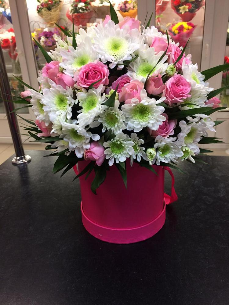 Цветочная композиция из Розы и Хризантемы в шляпной коробке в Махнёво Свердловской области