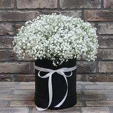 Цветочная композиция из Гипсофила в шляпной коробке в Махнёво Свердловской области