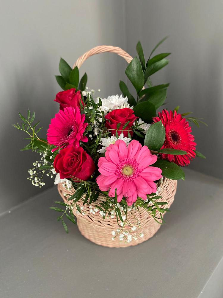 Цветочная композиция из Розы, Хризантемы и Герберы в корзине в Махнёво Свердловской области