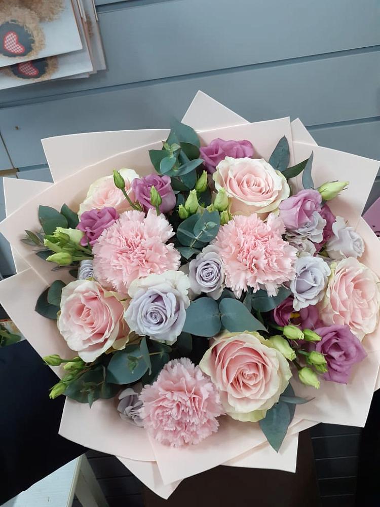 Букет цветов из: Розы, Гвоздики и Лизиантусы в Махнёво Свердловской области