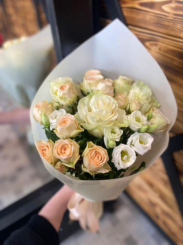 Букет цветов из: Розы и Лизиантусы в Махнёво Свердловской области