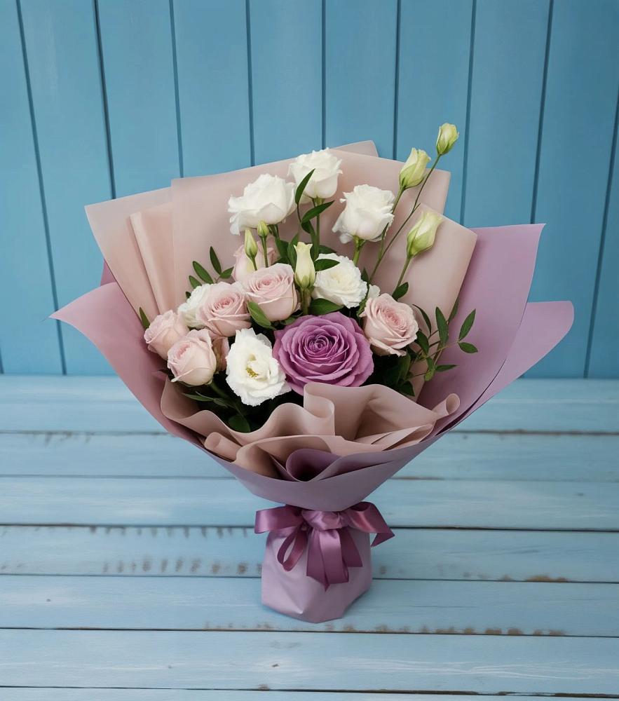 Букет цветов из: Розы и Лизиантусы в Махнёво Свердловской области